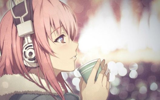 Обои на рабочий стол Super Sonico / Супер Сонико в наушниках на голове со стаканом в руках