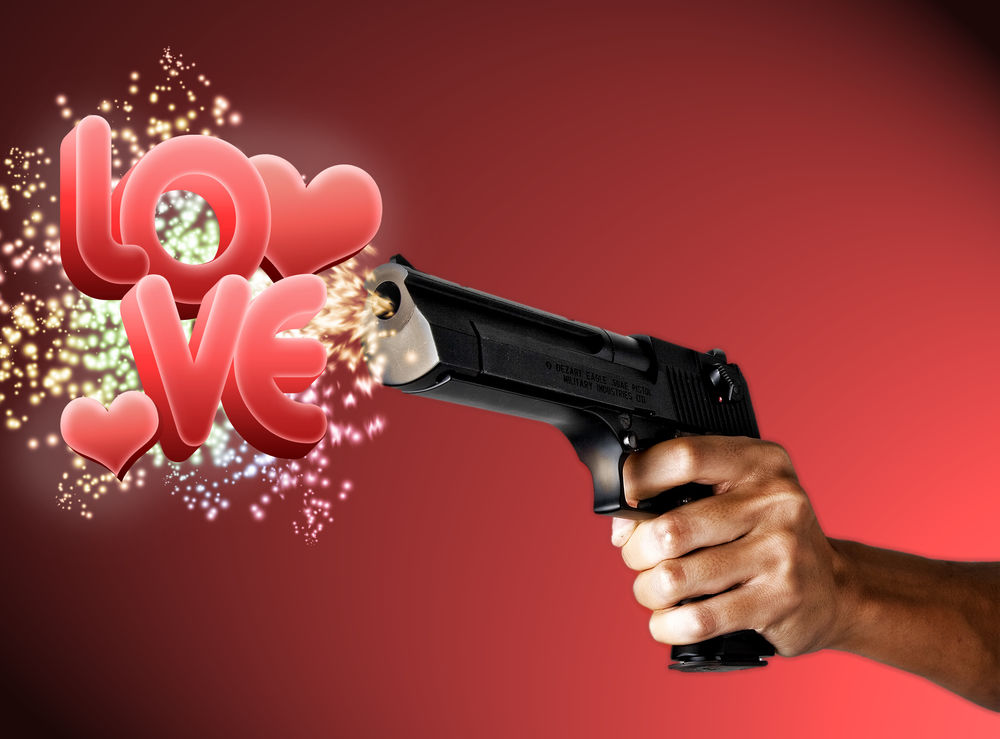 Обои для рабочего стола Мужская рука держит пистолет, из которого происходит выстрел с надписью LOVE / Любовь
