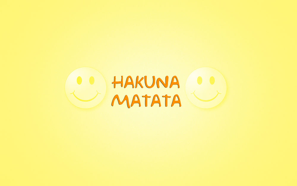 Обои для рабочего стола Улыбающиеся смайлы и надпись на желтом фоне (Hakuna Matata / Без забот)
