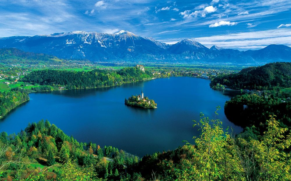 Обои для рабочего стола Бледское озеро, Словения / Lake Bled, Slovenia, с отелем Еловица