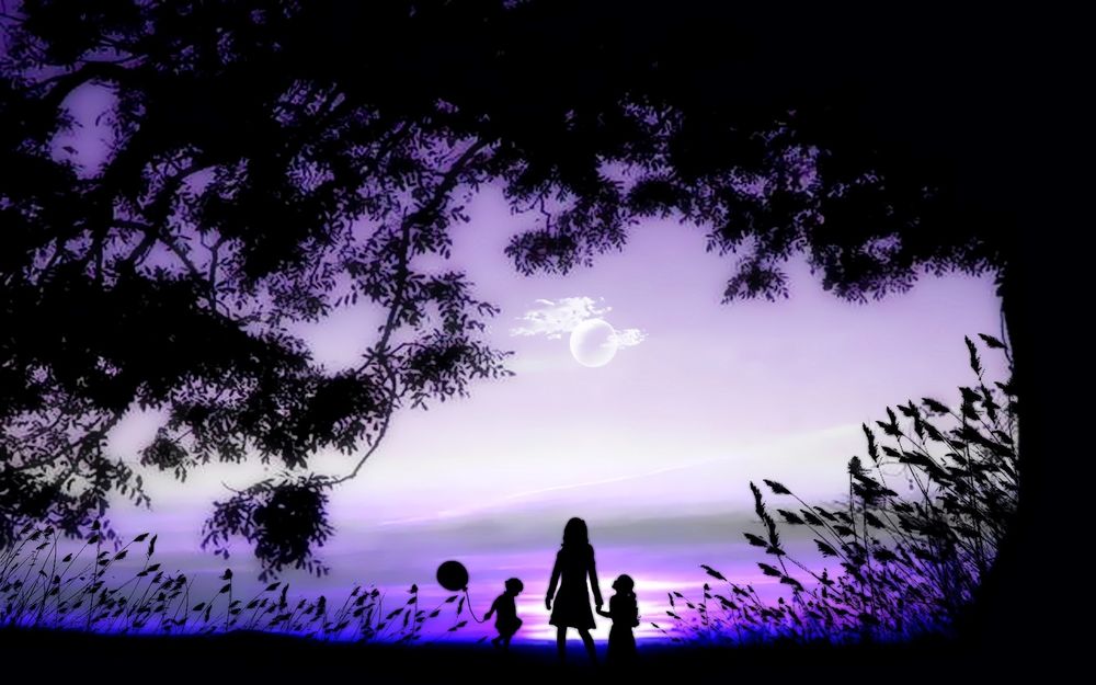 Обои для рабочего стола Женщина со своими детьми, мальчиком, держащим в руке надувной шарик и девочкой, держащей мать за руку, стоящих на берегу озера рядом с деревом с развесистой кроной на фоне вечернего неба и появившейся одной из планет солнечной системы