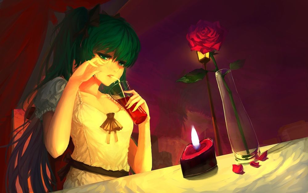 Обои для рабочего стола Плачущая Vocaloid Hatsune Miku / Вокалоид Хатсуне Мику пьет сок, сидя за столом, на котором стоит горящая свеча и ваза с розой