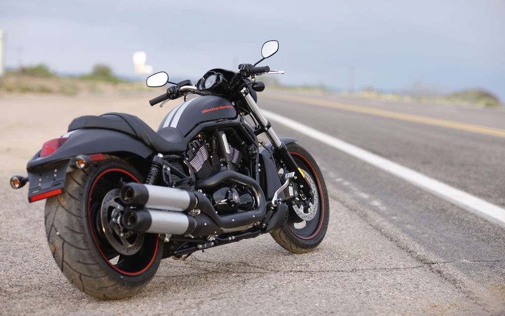 Обои для рабочего стола Мотоцикл Harley-davidson V-Rod / Харлей-Дэвидсон В-Род, стоящий на дороге на фоне серого неба