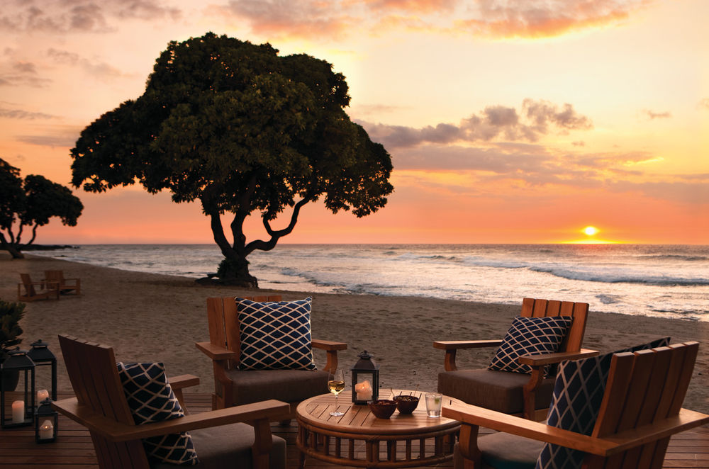Обои для рабочего стола Кофейный столик и кресла на пляже у моря на фоне заката, отель Four Seasons Resort, Хуалалаи, Гавайи, США / Hualalai, Hawaii, USA