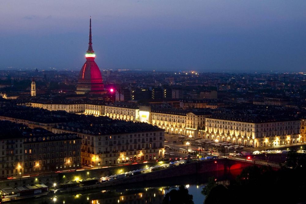 Обои для рабочего стола Город на закате, отражающийся в воде, позади Mole Antonelliana / Моле Антонеллиана, Torino / Турино, Piemont / Пьемонт, Italia / Италия