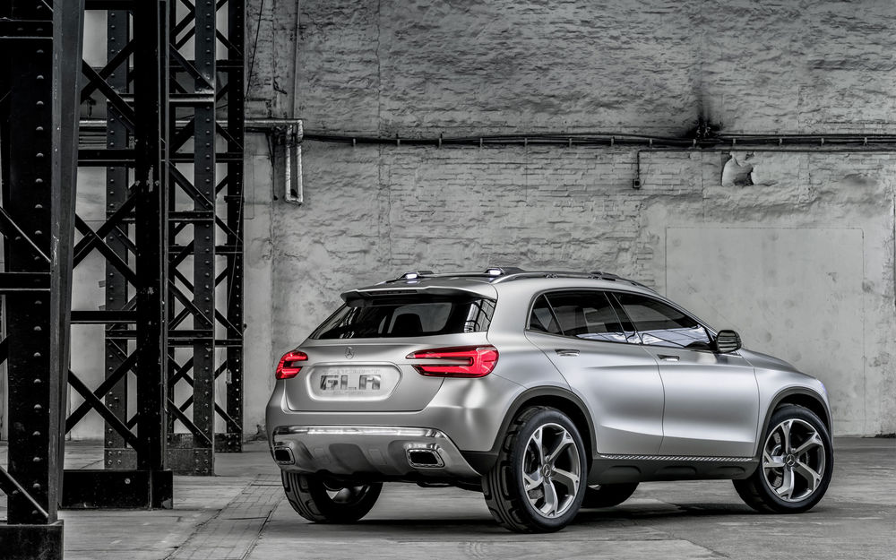 Обои для рабочего стола Автомобиль Мерседес / Mercedes Benz GLA Concept, стоящий у серой бетонной стены
