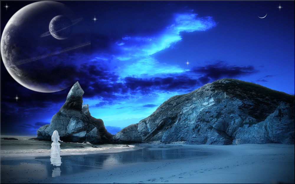 Обои для рабочего стола Стройная беловолосая девушка в длинном белом платье, стоящая на песчаной косе морского скалистого берега на фоне синего ночного неба с темными облаками, взошедших планет солнечной системы