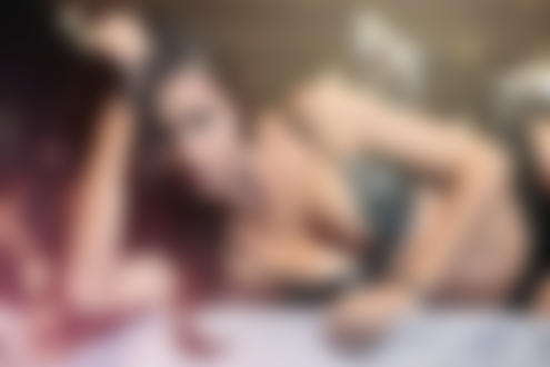 Обои на рабочий стол Бразильская супермодель Адриана Лима / Adriana Lima лежит в черном нижнем белье