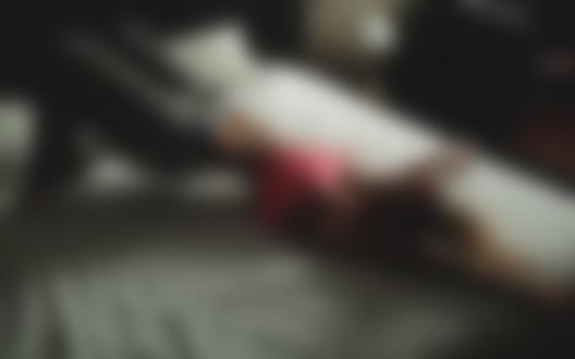 Обои на рабочий стол Девушка в приспущенных джинсах и розовом топе лежит на кровати, фотограф Mavrin