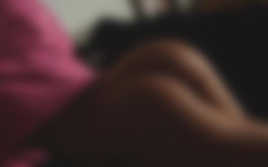 Обои для рабочего стола Девушка в розовой майке с оголенной попой, фотограф Mavrin