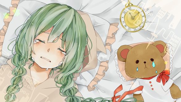 Обои на рабочий стол Плачущая Вокалоид Хацунэ Мику / Vocaloid Hatsune Miku с плюшевым мишкой и золотыми часами лежит на постели