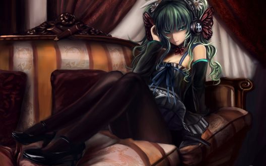 Обои на рабочий стол Vocaloid Hatsune Miku / Вокалоид Хатсуне Мику в наушниках с цветами и бабочками в волосах полулежит на диване