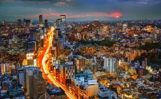 Обои на рабочий стол Оживленная дорога в Токио, Япония / Tokyo, Japan, освещенная вечерними огнями и фарами машин