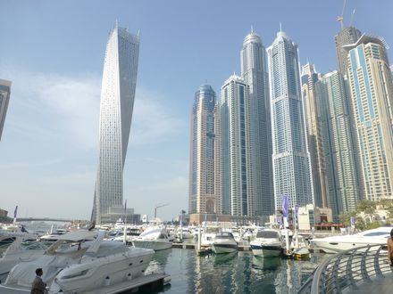Обои на рабочий стол Бухта Дубая, ОАЭ / Dubai, UAE, яхты пришвартованы у подножия небоскребов