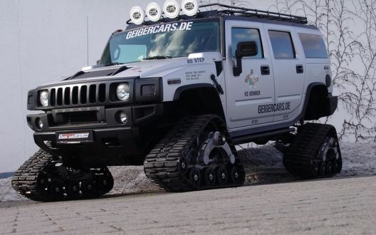 Обои на рабочий стол Внедорожник Hummer H2 Bomber / Хаммер H2 с резиновыми гусеницами Mattracks 88M1-A1
