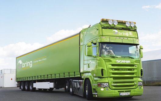 Обои на рабочий стол Зеленый грузовик с полуприцепом Scania R620 V8 / Скания R620 стоит на стоянке