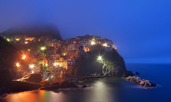 Обои на рабочий стол Небольшой рыбацкий городок Манарола, Италия / Manarola, Italy в пелене дождя, фотография Олега Пожаркова