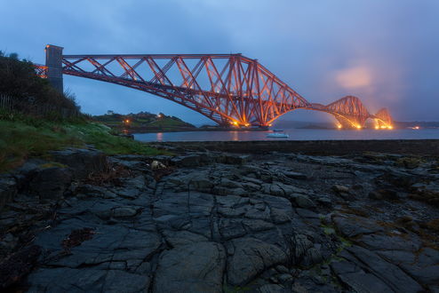Обои на рабочий стол Один из красивейших мостов в Европе Форт-Бридж / Forth Bridge, расположенный в Шотландии, Великобритания / Scotland, UK, фотография Alex Darkside