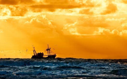 Обои на рабочий стол Судно в море на фоне неба
