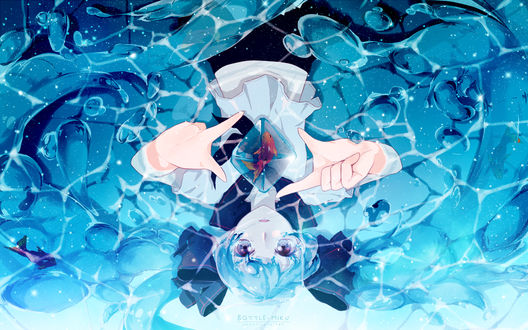 Обои на рабочий стол Vocaloid Hatsune Miku / Вокалоид Хатсуне Мику лежит в воде, держа между ладонями кристалл, в котором находится золотая рыбка