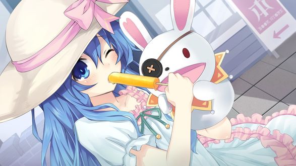 Обои на рабочий стол Yoshino / Ёшино в шляпе, с игрушечным зайцем в руке ест мороженое, из аниме Date A Live / Рандеву с жизнью