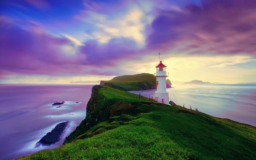 Обои на рабочий стол Маяк на фоне моря и неба, Исландия / Iceland
