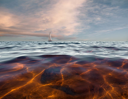 Обои на рабочий стол Парусник, плывущий по морю на линии горизонта на фоне синего неба с белыми, перистыми облаками, фотография Сергея Пархоменко