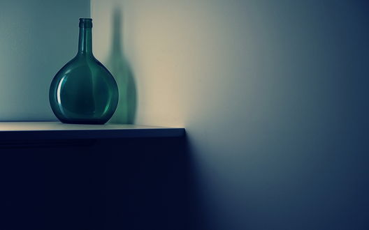 Обои на рабочий стол Сосуд, стоящий на полке