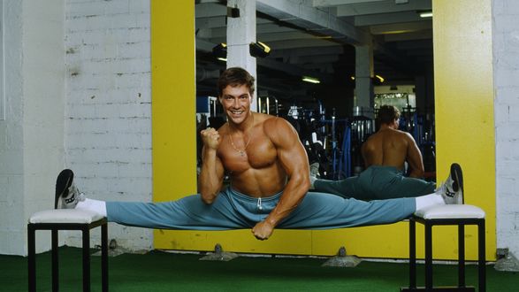 Обои на рабочий стол Американский актер Жан-Клод Ван Дамм / Jean-Claude Van Damme демонстрирует свои гимнастические способности в спортзале