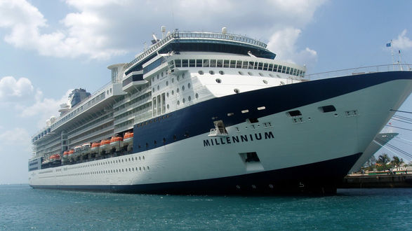 Обои на рабочий стол Причаливший к городу порту круизный корабль Celebrity Millennium / Селебрити Миллениум