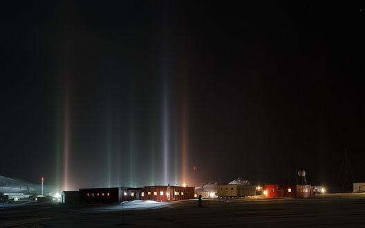Обои на рабочий стол Полярная станция Беллинсгаузен, Антарктида / Bellingshausen, Antarctica, на фоне ночного неба, фотография Руслана Елисеева