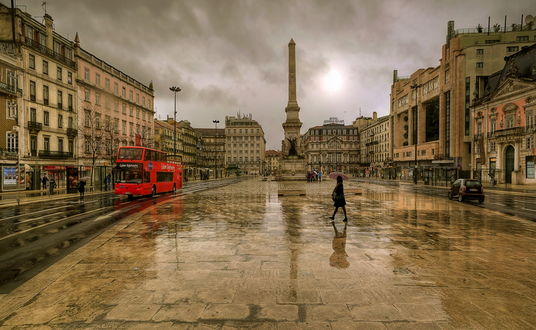 Обои на рабочий стол Улицы и площадь города Лиссабона, Португалия / Lisbon, Portugal после прошедшего дождя на фоне пасмурного неба со свинцовыми тучами, фотография Эдуарда Гордеева