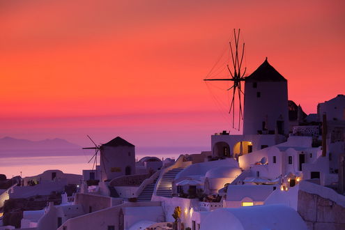Обои на рабочий стол Греческий город Санторини / Santorini, Greece, состоящий из белокаменных домов, красивых мельниц на фоне багряного заката, фотография Alexander Ravin