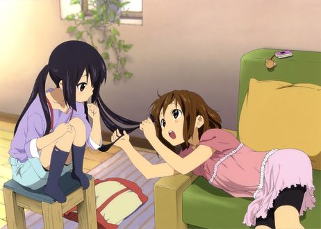 Обои на рабочий стол Юи Хирасава / Yui Hirasawa и Азуса Накано / Nakano Azusa из аниме Клуб легкой музыки / K-ON