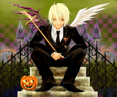 Обои на рабочий стол Аллен Уолкер / Allen Walker из аниме Ди. Грей-мен / D. Gray-man в смокинге, с золотым крестом в руках и двумя крыльями, ангельским и демоническим, за спиной сидит на лестнице у ограды, на задем плане виднеются крыши домов старинного города и окутанный призрачним фиолетовым сиянием замок, рядом стоит Светильник Джека / Jack Light в Хэллоуин / Halloween