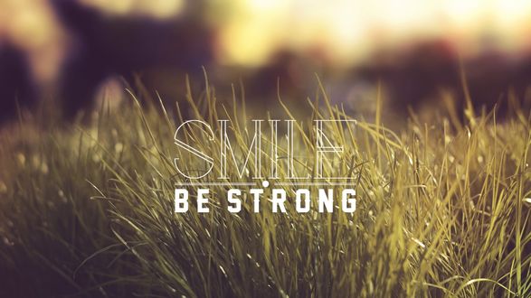 Обои на рабочий стол Текст на фоне травы (Smile be strong / Улыбайся, будь сильным)