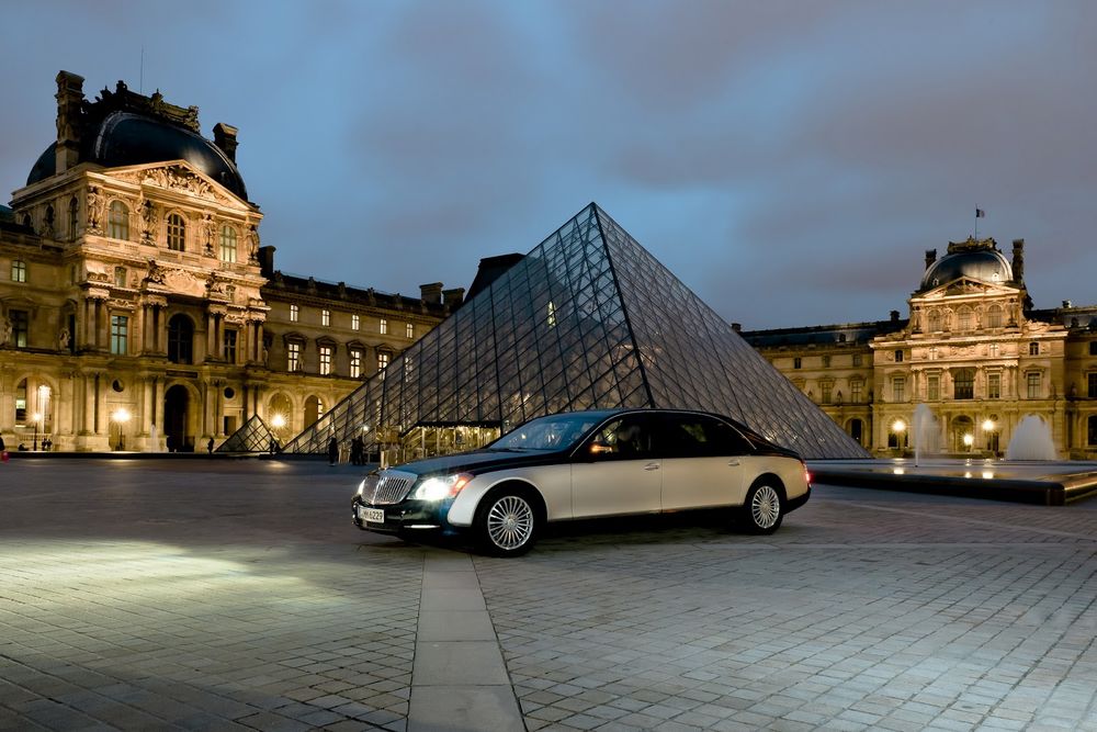 Обои для рабочего стола Автомобиль Maybach / Майбах стоит на площади Лувра / Musee du Louvre, Париж, Франция / Paris, France