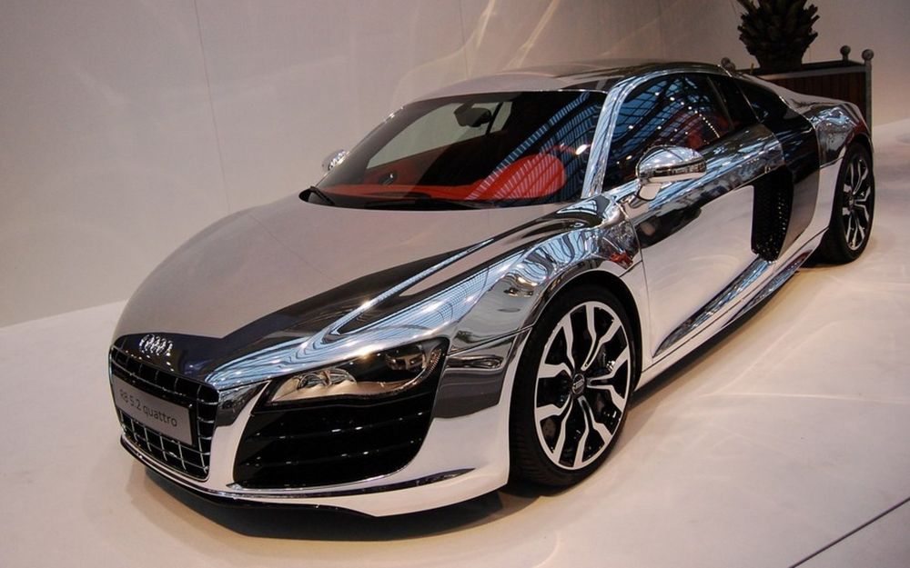 Обои для рабочего стола Хромированный Audi R8 / Ауди R8 стоит в авто салоне