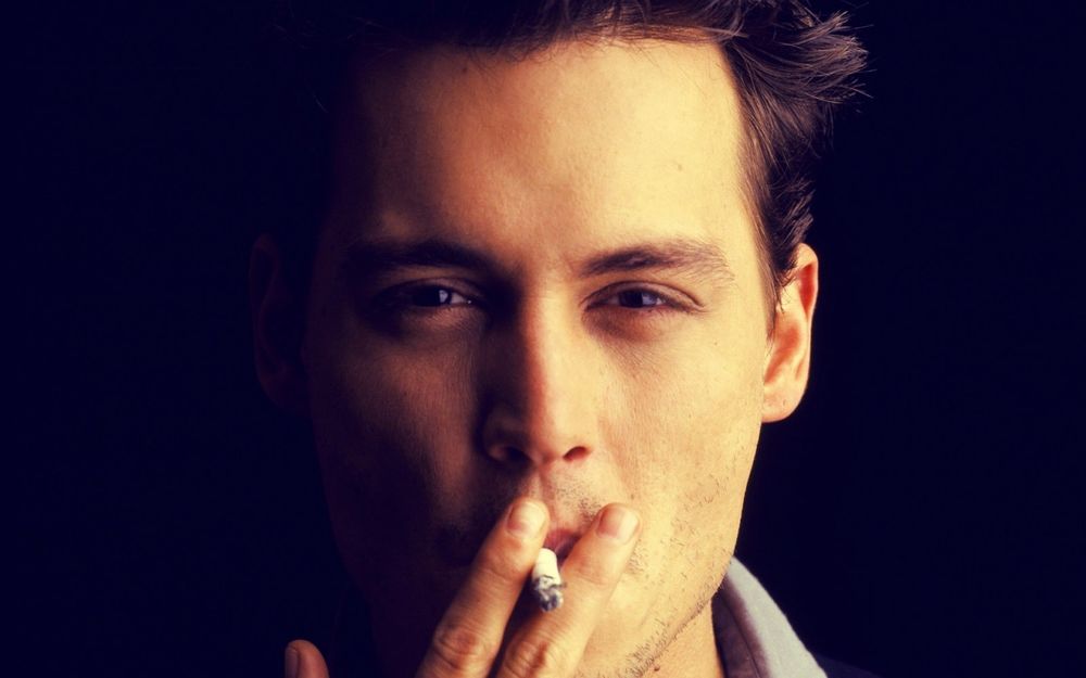 Обои для рабочего стола Джонни Депп / Johnny Depp с сигаретой