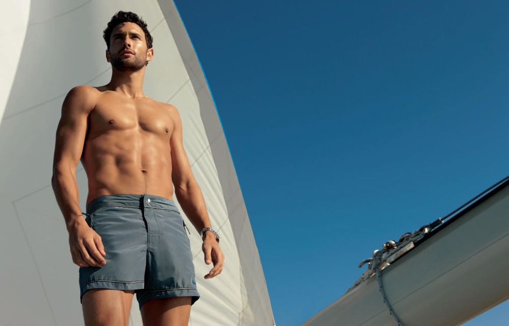 Обои для рабочего стола Актер Ноа Миллс / Noah Mills в шортах на палубе яхты