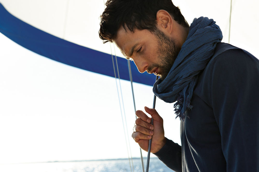 Обои для рабочего стола Актер Ноа Миллс / Noah Mills на палубе яхты