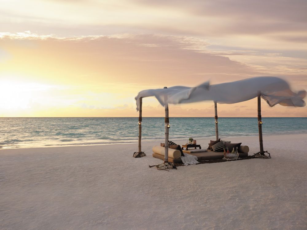 Обои для рабочего стола Лежак под тентом из легкой ткани на пляже с приготовленным шампанским в миске со льдом, отель Shangri-La Villingili Resort & Spa, Мальдивы / Maldives