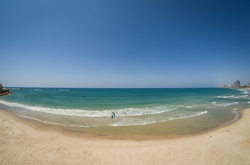 Обои для рабочего стола Пустынный пляж в Tel Aviv / Тель-Авиве, фотограф Francesco Collina