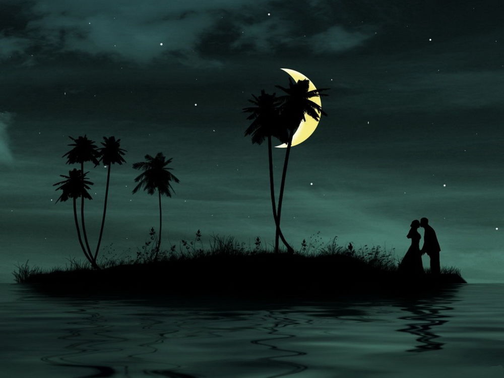 Обои для рабочего стола Целующиеся мужчина и женщина, стоящие на небольшом островке с растущими на нем пальмами, расположенным в прибрежных морских водах на фоне ночного звездного неба и желтой луны в форме полумесяца