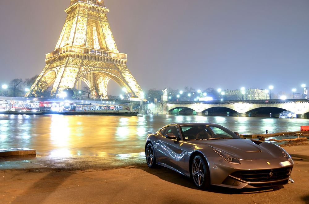Обои для рабочего стола Автомобиль Ferrari F12 Berlinetta / Феррари F12 Берлинетта на берегу Сены / Seine в свете лучей от Эйфелевой башни / Eiffel Tower, Париж, Франция / Paris, France