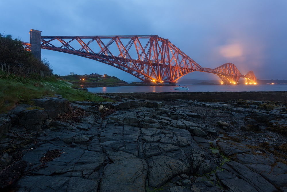 Обои для рабочего стола Один из красивейших мостов в Европе Форт-Бридж / Forth Bridge, расположенный в Шотландии, Великобритания / Scotland, UK, фотография Alex Darkside