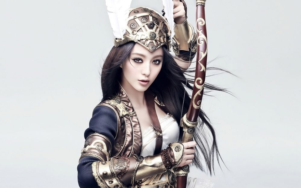Обои для рабочего стола Китайская фотомодель Fan Bingbing / Фань Бинбин одетая в латы держит в руке боевой лук