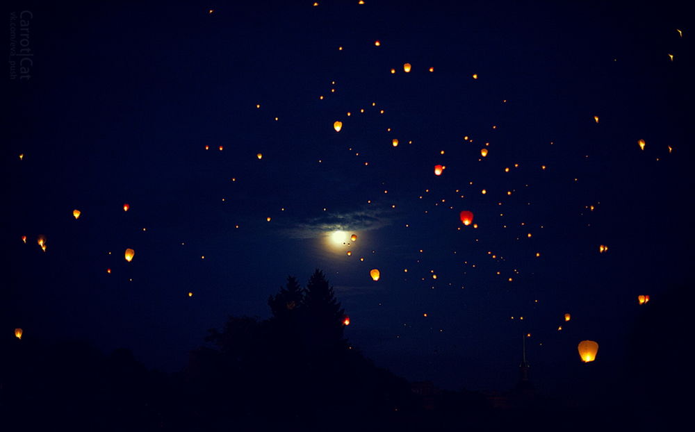 Обои для рабочего стола Огромное количество зажженных китайских фонариков парит в ночном небе со светящейся луной, фотография Жени Пуш