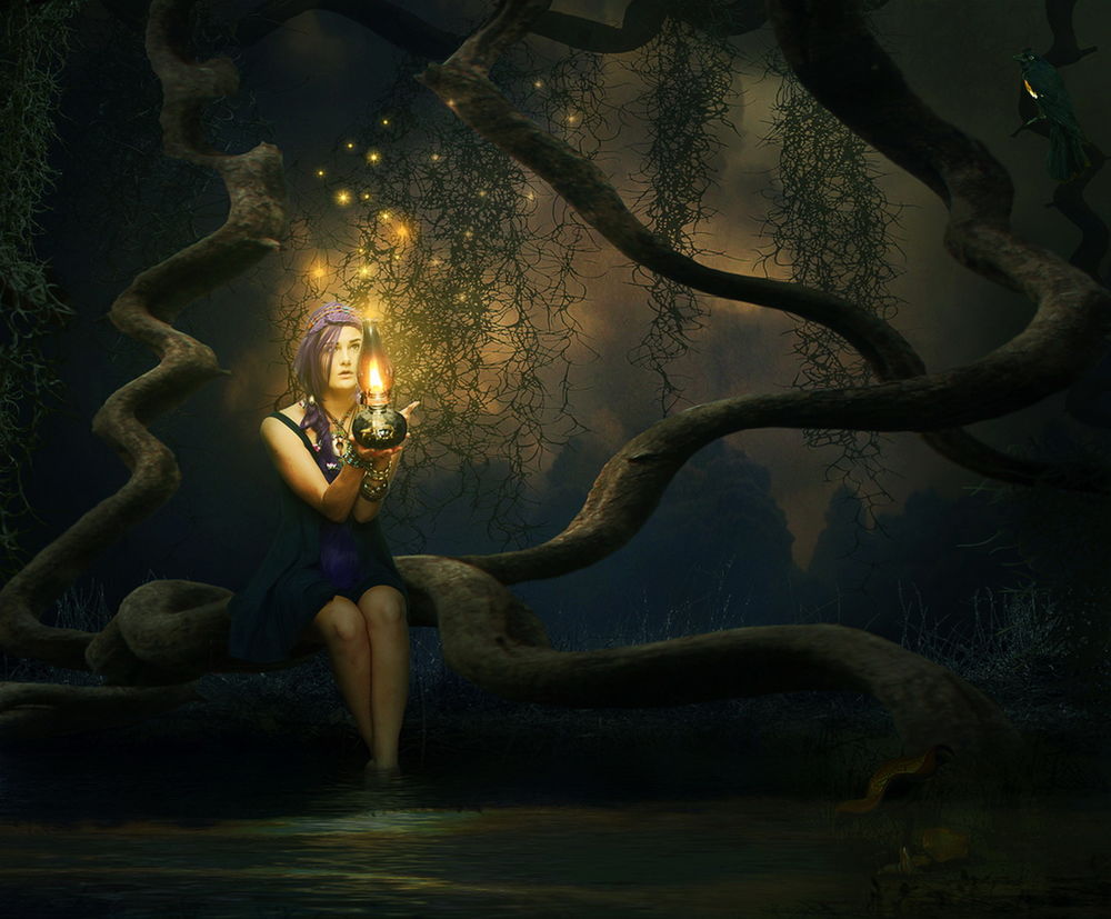 Обои для рабочего стола Девушка, сидящая на извилистых стволах деревьев со свисающими ветками в ночном лесу, держит в руках старую керосиновую лампу с ярко горящим фитилем, с летающими над ней светлячками