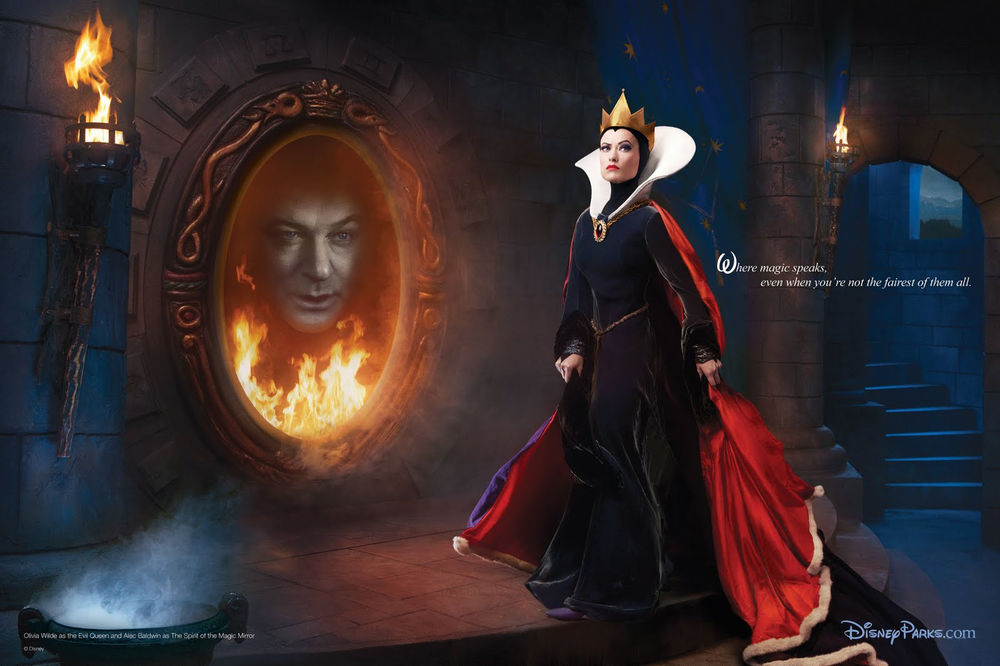Обои для рабочего стола Оливия Уайлд / Olivia Wilde в образе Злой Королевы / Evil Queen и Алек Болдуин / Alec Baldwin в образе Волшебного Зеркала / The Spirit Of the Magic Mirror, проект американского художника- фотографа Энни Лейбовиц / Annie Leibovitz